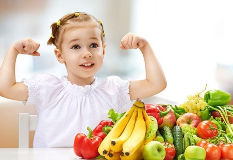 Bổ sung đầy đủ các chất dinh dưỡng cho trẻ giúp bé phát triển khỏe mạnh.