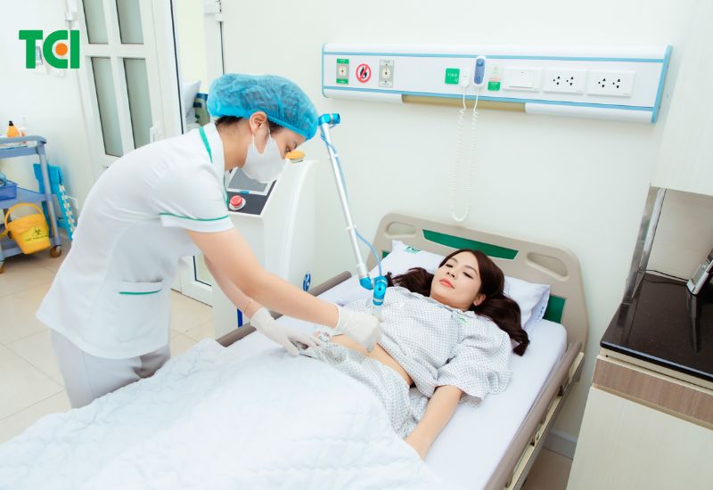 Chăm sóc vết mổ/vết khâu tầng sinh môn bằng tia plasma, giúp vết thương phục hồi nhanh chóng.