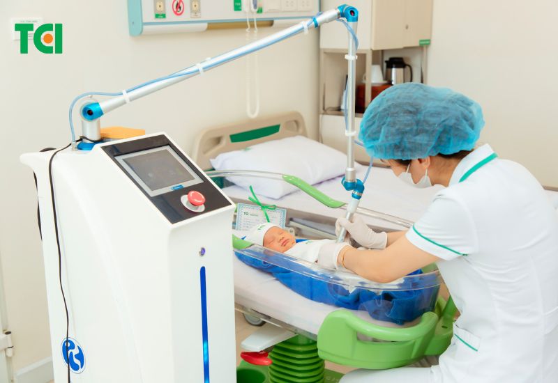 Điều trị rốn sơ sinh bằng tia plasma, đảm bảo vệ sinh và phòng ngừa nhiễm trùng.