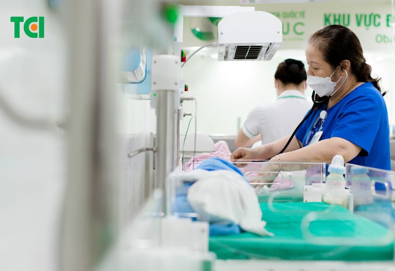 Mỗi ngày, bé cũng được bác sĩ khám sơ sinh.