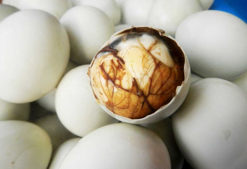 Mỗi quả trứng vịt lộn nặng khoảng 70 - 80g chứa: 13 - 14g protein; 12 - 13g chất béo; 82 - 90mg cholesterol; vitamin A, B1, B2, C, PP; canxi, photpho, sắt; một lượng nhỏ glucid.
