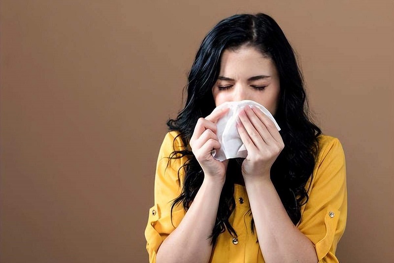 Viêm phế quản cấp thường khởi phát đồng thời hoặc ngay sau một đợt viêm đường hô hấp trên, với các biểu hiện như ho khan, hắt hơi, chảy nước mũi, đau họng...