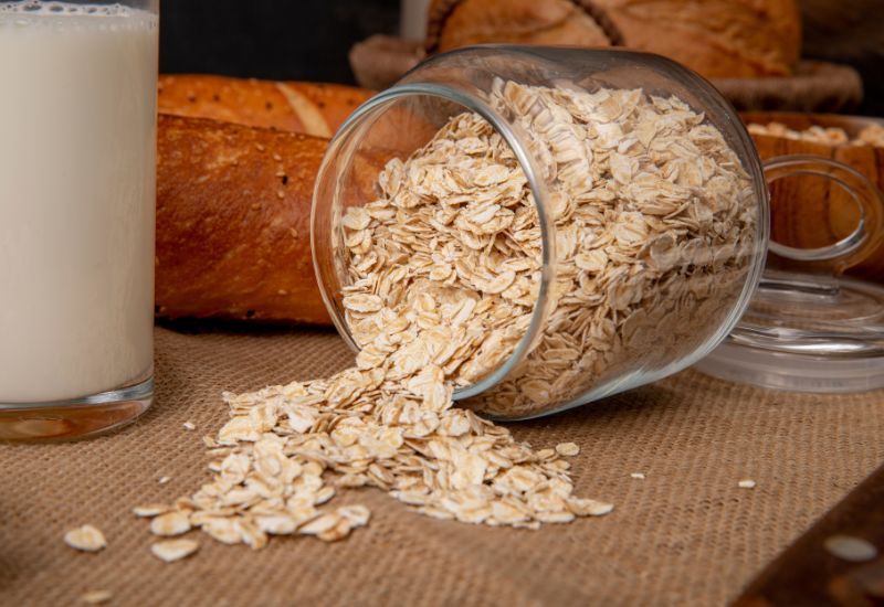 Ngũ cốc nguyên hạt là nguồn cung cấp carbohydrate phức tạp, chất xơ, vitamin nhóm B và các khoáng chất như magiê và sắt.