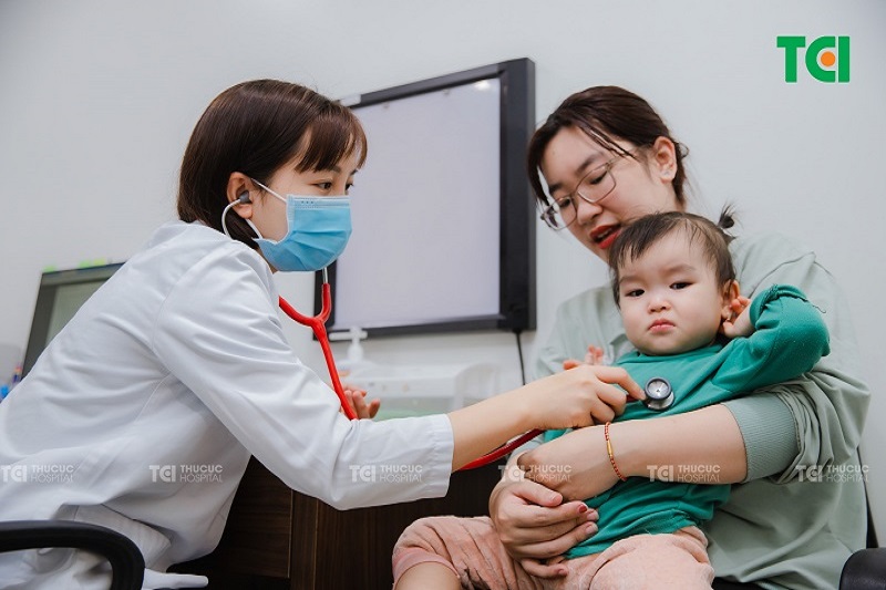 thủy đậu nên ăn gì - đi khám bác sĩ