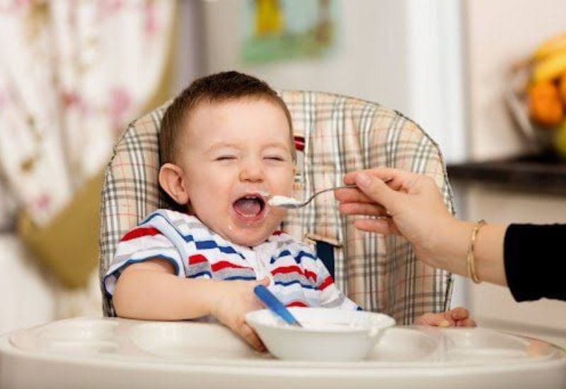 Nhiều mẹ thắc mắc trẻ mấy tháng ăn cá hồi để hấp thu tốt nhất.