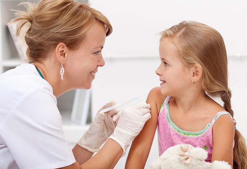 Tiêm vắc xin phòng giúp giảm thiểu nguy cơ mắc các bệnh đường hô hấp do virus, từ đó gián tiếp phòng ngừa viêm phế quản