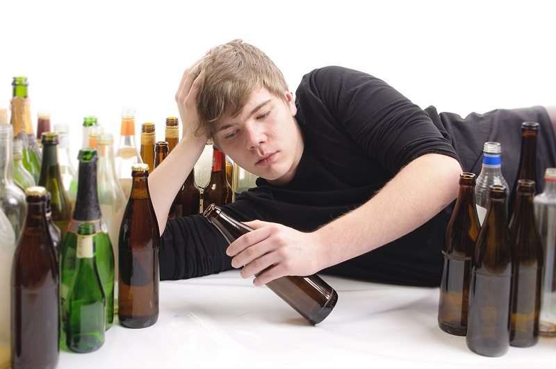 Việc sử dụng rượu bia kéo dài, đặc biệt là uống thường xuyên với lượng lớn, sẽ gây tổn thương nặng nề cho gan