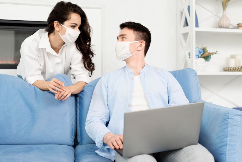 Bạn nên tránh tiếp xúc gần với người có dấu hiệu bệnh trong không gian kín.