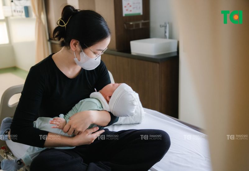 Sau khi cắt thắng lưỡi, nếu trẻ sốt từ 38°C trở lên, quấy khóc liên tục, lừ đừ, mệt mỏi hoặc bỏ ăn, cha mẹ cần đưa trẻ đi khám ngay để được đánh giá và xử trí kịp thời.