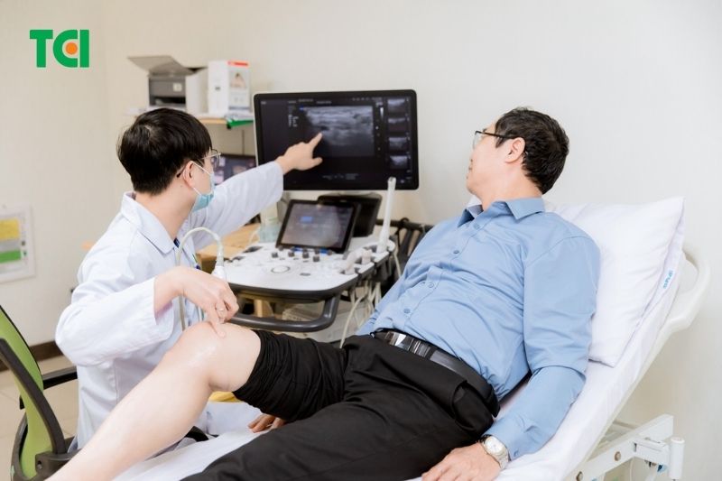 Để xác định đau khớp gối có phải do khô khớp hay không, bệnh nhân cần đến cơ sở y tế để được khám và thực hiện siêu âm khớp gối, xét nghiệm máu… (Nguồn: TCI)