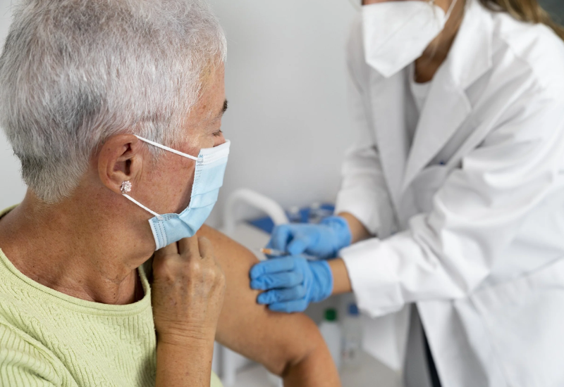 có nên tiêm vắc xin phế cầu cho người lớn tuổi và người có bệnh nền