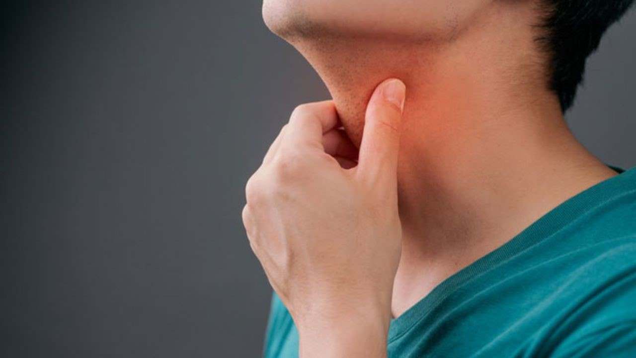 Sau khi cắt amidan họng vẫn bị vướng có đáng lo không?