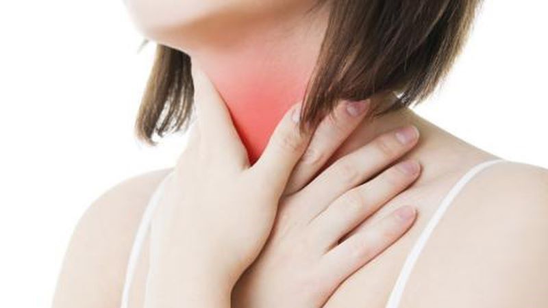 Sau khi cắt amidan họng vẫn bị vướng có đáng lo không?