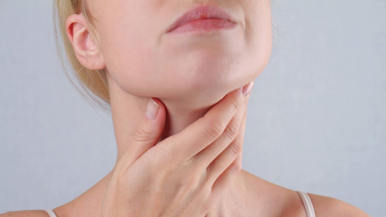 Nước bọt ra nhiều sau khi cắt amidan có phải bất thường không?