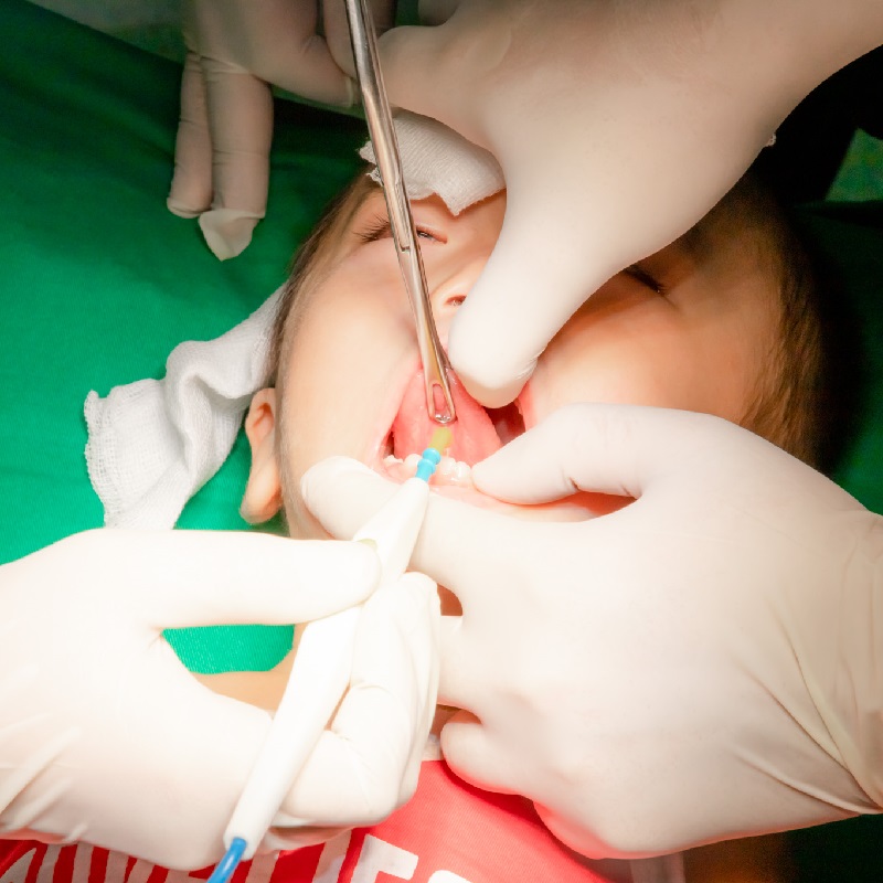 Hình ảnh cận cảnh một em bé (trẻ nhỏ) đang được thực hiện thủ thuật tại Thu Cúc TCI