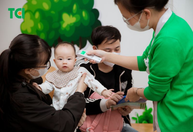 trẻ sơ sinh tiêm vắc xin bị sốt