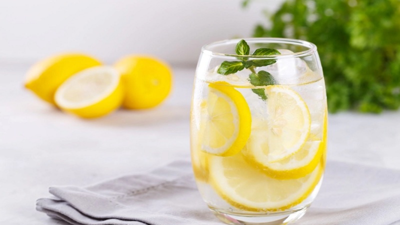 uống nước chanh có làm chậm kinh nguyệt không