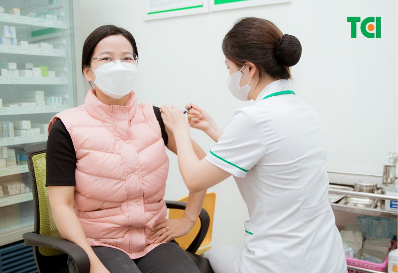đang uống kháng sinh có tiêm hpv được không