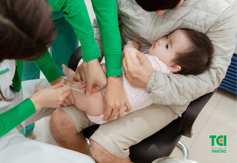 đang uống thuốc kháng sinh có tiêm phòng được không