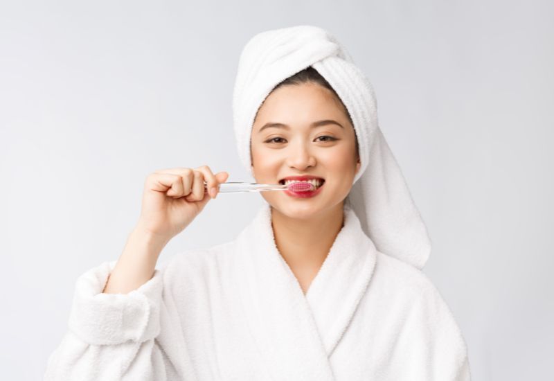 tẩy trắng răng xong bị vàng lại