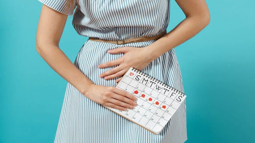 Rối loạn nội tiết có thể gây chảy máu bất thường sau quan hệ, đặc biệt ở giai đoạn dậy thì, sau sinh hoặc tiền mãn kinh.