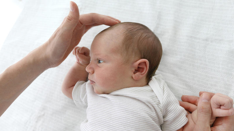 Thóp là khoảng mềm giữa các xương sọ của trẻ sơ sinh, nơi các xương chưa liền hoàn toàn.