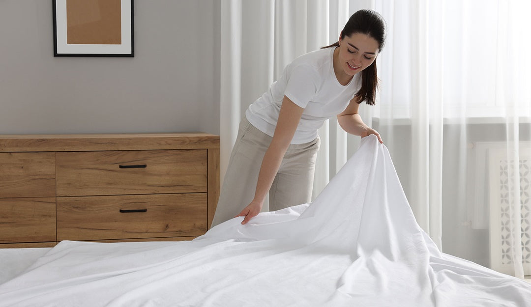 Giữ không gian ngủ của bé sạch, thoáng, chăn nệm khô ráo và hạn chế các vật dụng có thể gây nguy hiểm.
