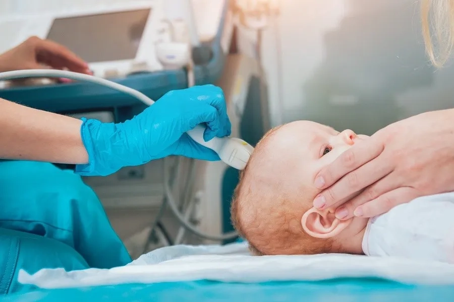 Thóp đóng sớm bất thường có thể liên quan đến dính khớp sọ hoặc một số bệnh lý khác, cần được bác sĩ thăm khám và đánh giá.