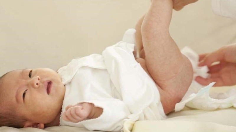 Phân hoa cà hoa cải ở trẻ sơ sinh thường kéo dài khoảng 3–6 tháng và sẽ thay đổi dần khi hệ tiêu hóa trưởng thành, đặc biệt khi bé bắt đầu ăn dặm.