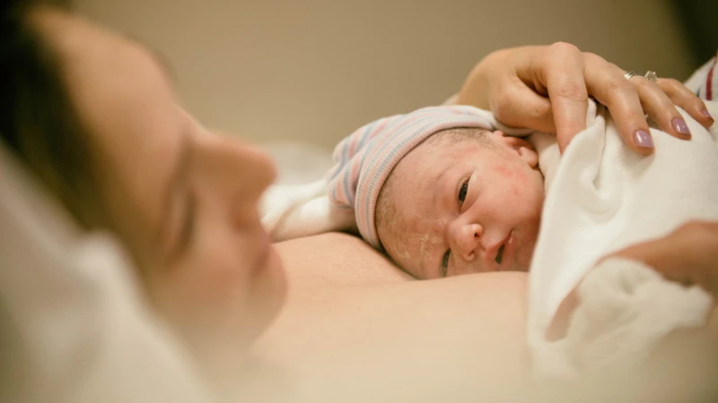 Phản xạ Moro là phản xạ sinh lý bình thường ở trẻ sơ sinh, nhưng nếu kéo dài hoặc biểu hiện quá mạnh, cha mẹ nên theo dõi và tham khảo bác sĩ.