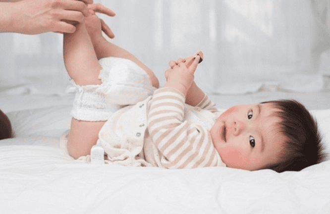 Trẻ bú mẹ có thể đi ngoài 5–8 lần/ngày, thậm chí sau mỗi cữ bú; trẻ bú sữa công thức thường đi ít hơn, khoảng 1–3 lần/ngày.