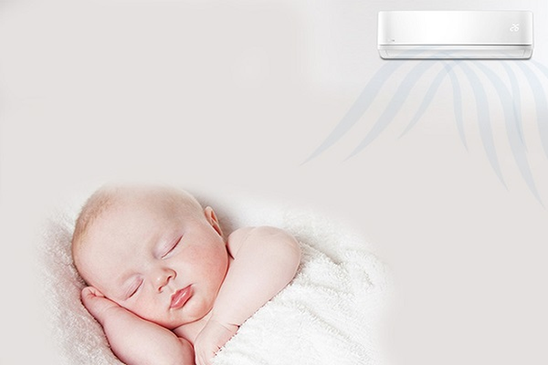 Giữ nhiệt độ phòng phù hợp khi trẻ ngủ giúp hạn chế tình trạng quá nóng, một yếu tố liên quan đến nguy cơ SIDS.