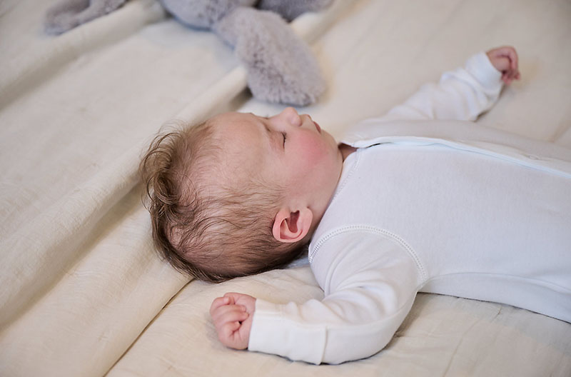 Giật mình ở trẻ sơ sinh đôi khi có thể liên quan đến thiếu máu, nhiễm trùng, viêm họng, viêm tai giữa hoặc một số bệnh lý tim bẩm sinh.