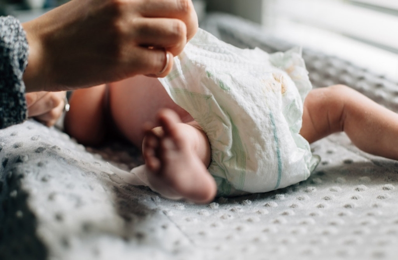 Đưa trẻ đi khám ngay nếu sốt cao, nôn nhiều, bỏ bú, li bì, quấy khóc bất thường hoặc có dấu hiệu mất nước.